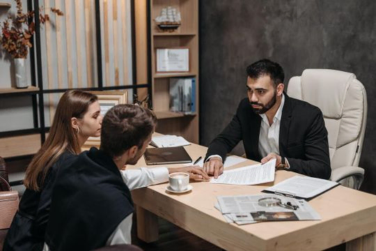 abogado con una pareja de clientes